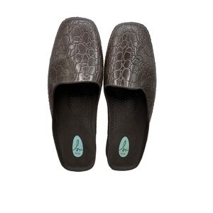 OKA. b Mules Brown Croc Embossed Spa Shoes Size L (9.5-10.5)